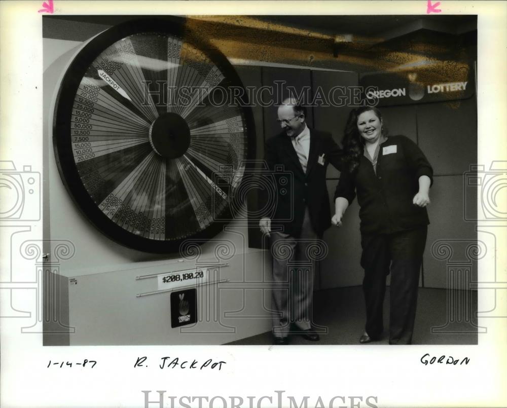 1987 Press Photo Leonard Nixon congratulates Lynn Dotson - orb21961 - Historic Images
