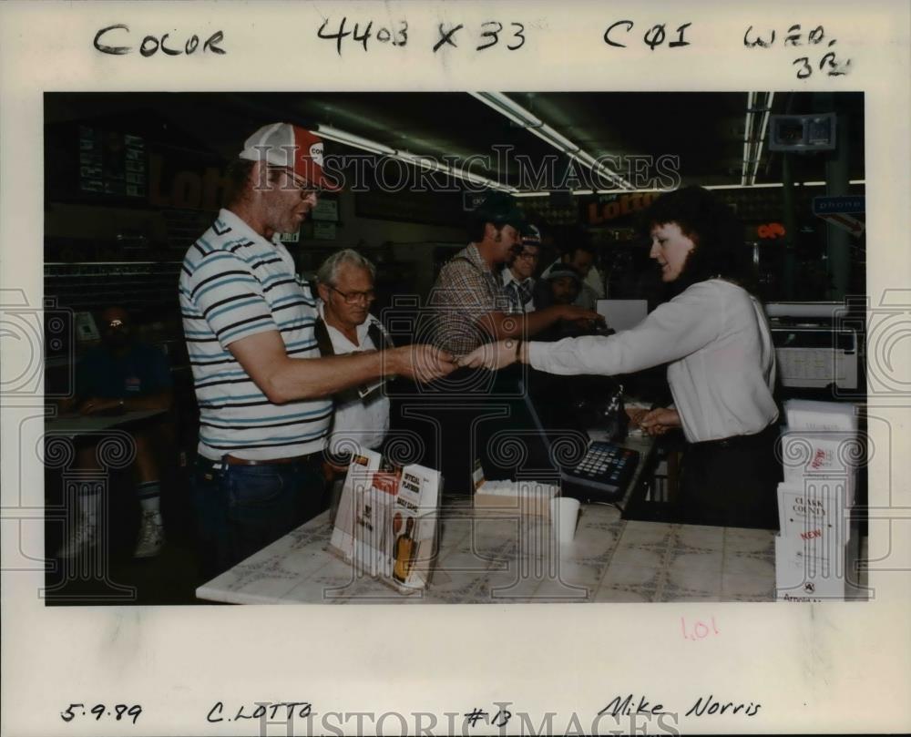 1989 Press Photo Bob French Buys Lotto Ticket from Carol Johnston - orb21977 - Historic Images
