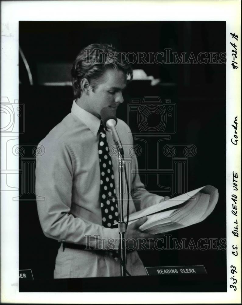 1993 Press Photo Senate reading clerk Kevin Toff holds a 186-page bill - Historic Images