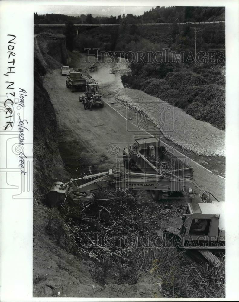 1985 Press Photo Clark County Crews Remove Dirt from NE 117th Street - orb22180 - Historic Images