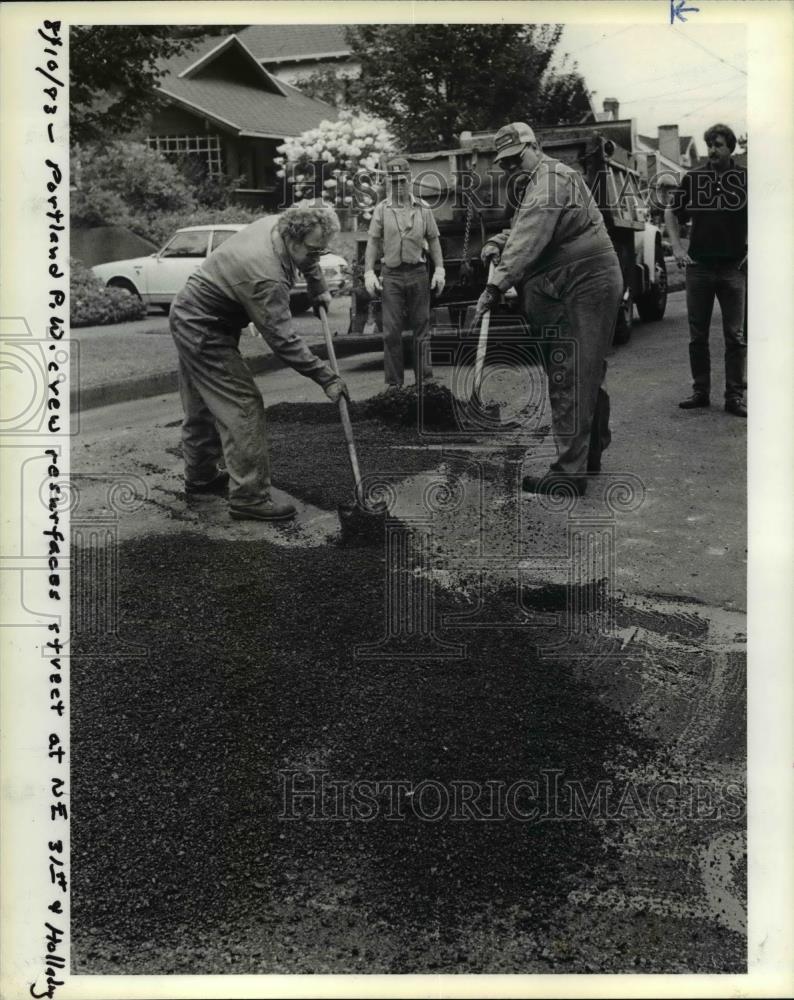 1983 Press Photo Shoveling Hot Asphalt Mix Onto Hole in Portland Street - Historic Images