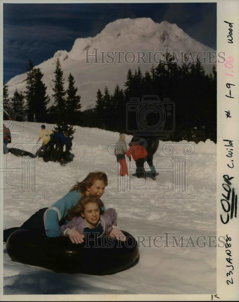1988 Press Photo Daphne Vincent &amp; Jennifer Coleman inner tubing in Mt Hood - Historic Images