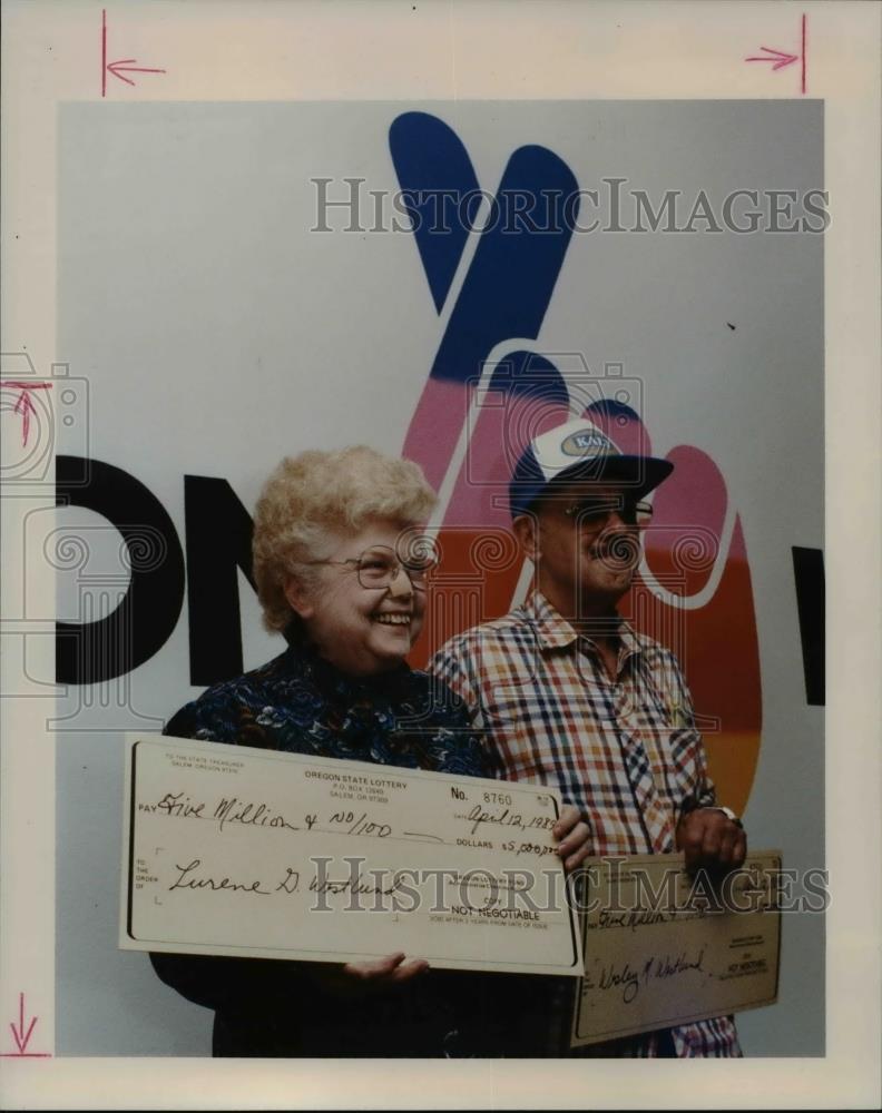 1989 Press Photo Lurene & Wesley Westlund of Scappoose winners of Lotto America - Historic Images