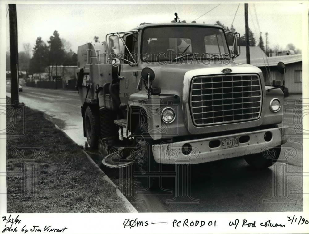 1990 Press Photo Street Sweeper sweeps gravel and sand on Abernethy Rd.in Oregon - Historic Images