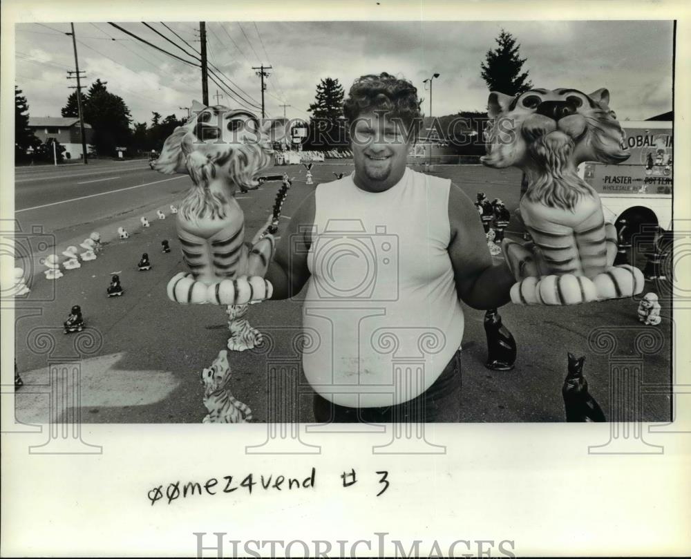 1983 Press Photo Street vendor Michael Rowley sells tiger statues in Portland - Historic Images