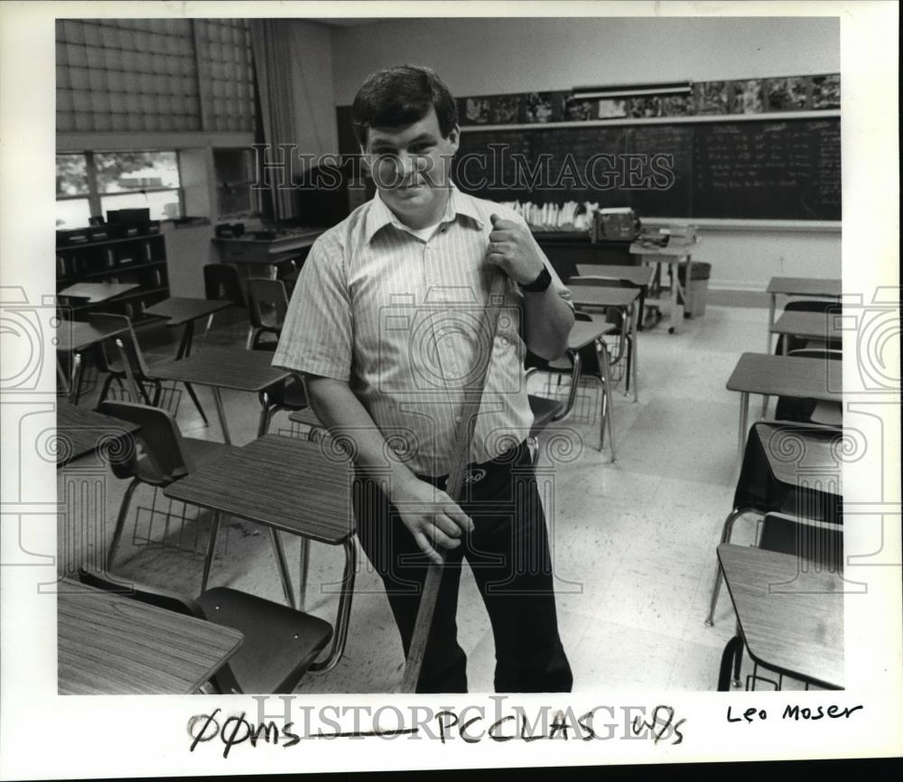 1985 Press Photo Leo Moser on his night chores at Willamette Middle School - Historic Images