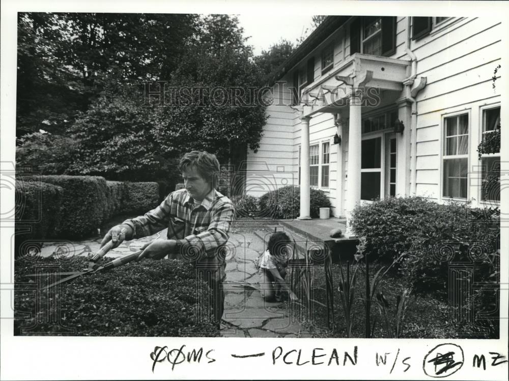 1985 Press Photo Bob and Jenny Hosie caretakers of McLean House cutting plants - Historic Images