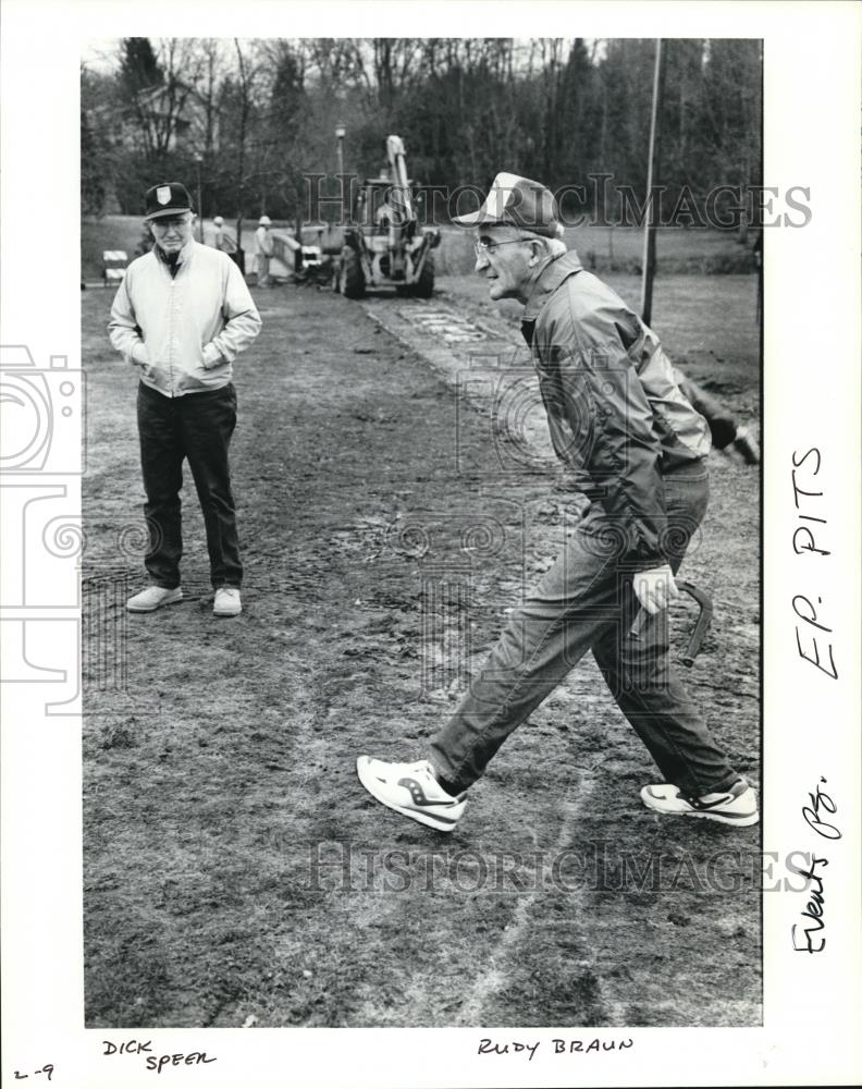 1994 Press Photo Dick Speer and Rudy Braun playing Horseshoe Pitching - Historic Images