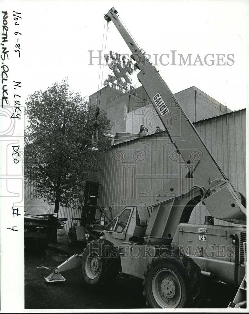 1985 Press Photo Change Brewing Pool Work In Lucky Lager Brewery In Vancouver - Historic Images