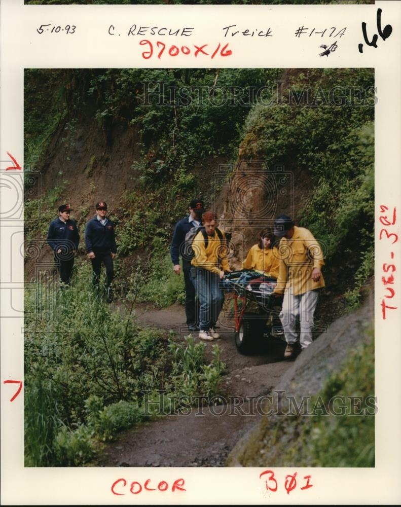 1993 Press Photo Rescue team in Mountain climbing accident in Oregon - orb23323 - Historic Images