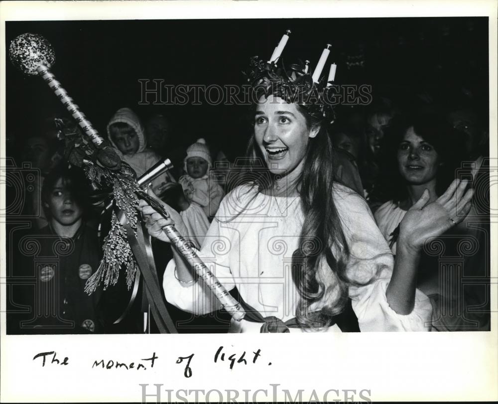 1981 Press Photo Sue Grover of Beaverton waves scepter - orb23510 - Historic Images
