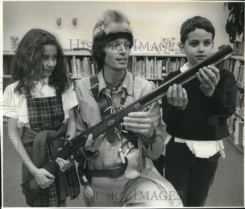 1988 Press Photo Charles Davis, show his replica gun Lisa Austin &amp; Jeff Gundle - Historic Images