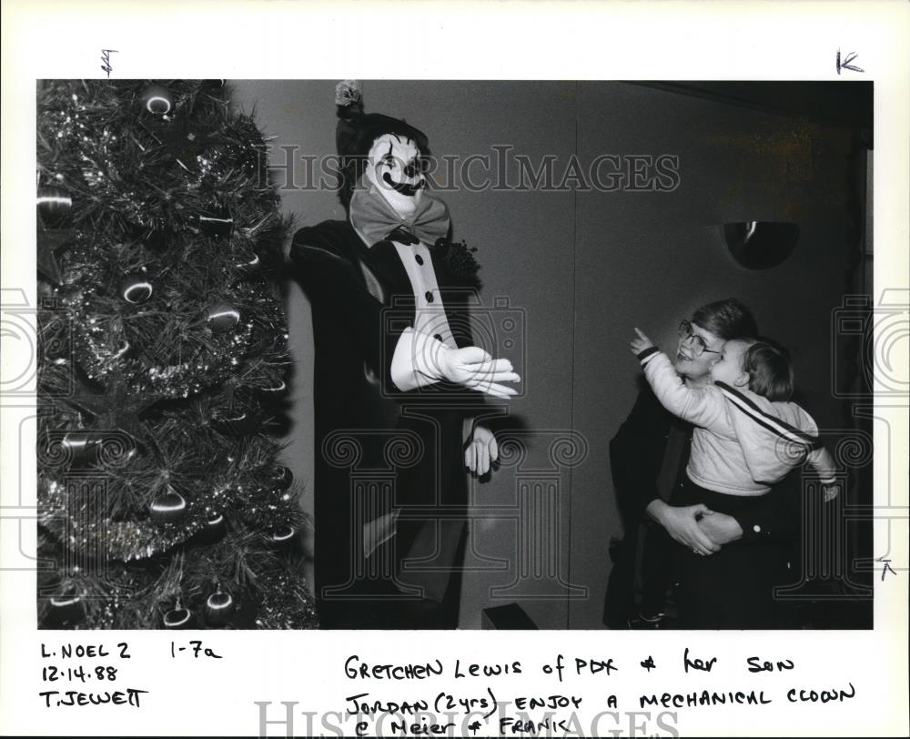 1988 Press Photo Gretchen Lewis at Meier & Frank's Santaland Christmas theme - Historic Images