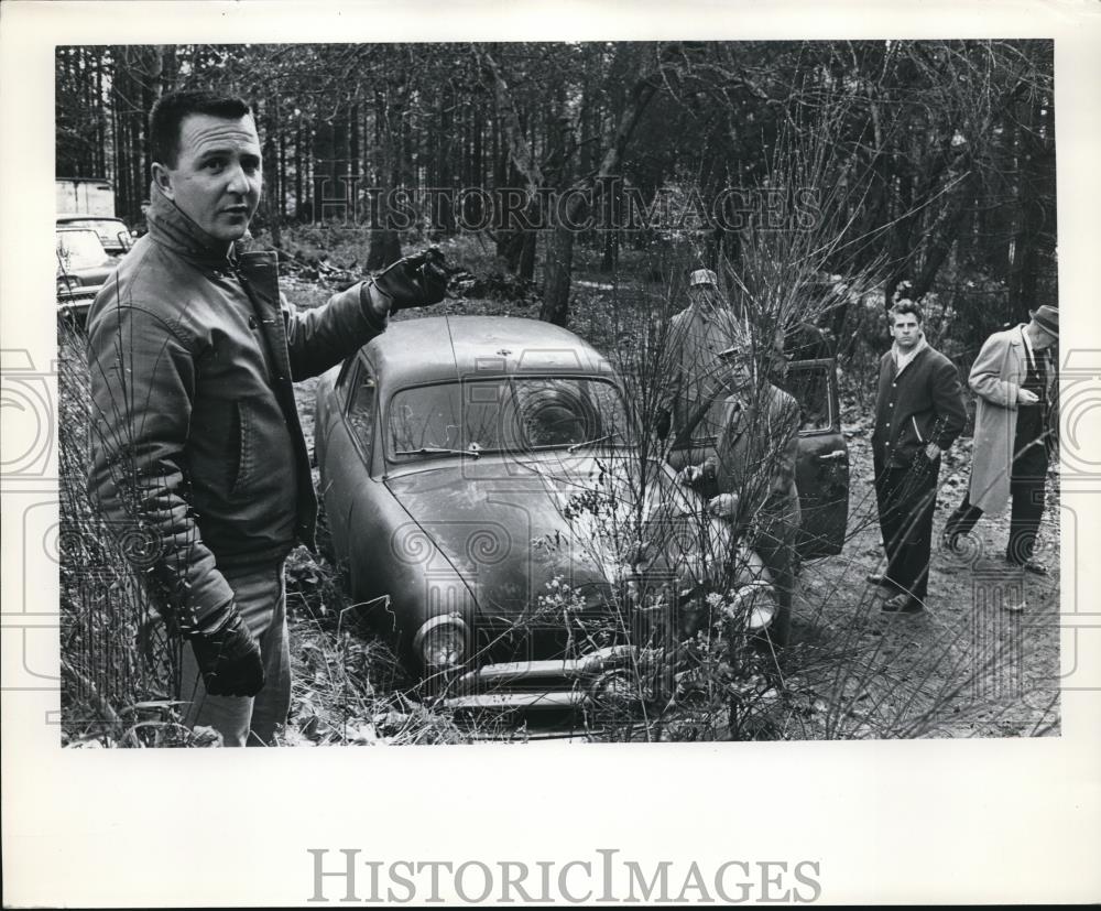 Press Photo Police Detective investigating an abandoned car - orb24331 - Historic Images