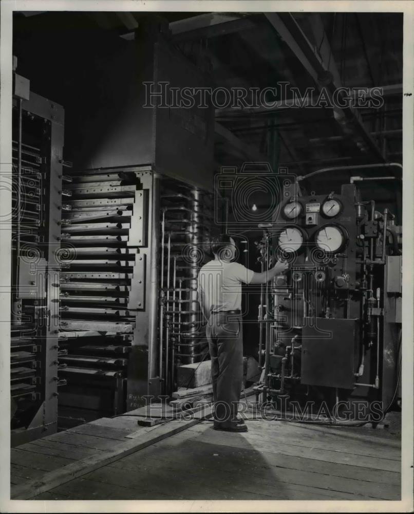 1951 Press Photo This $70,000 "sandwich" maker is believed to be largest - Historic Images