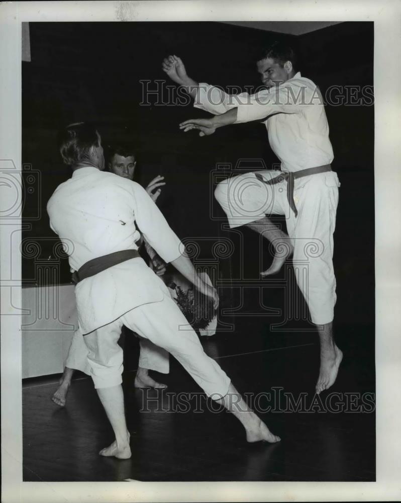 1964 Press Photo Keith Taylor, Joe Vering &amp; karate referee Bob Graves - Historic Images