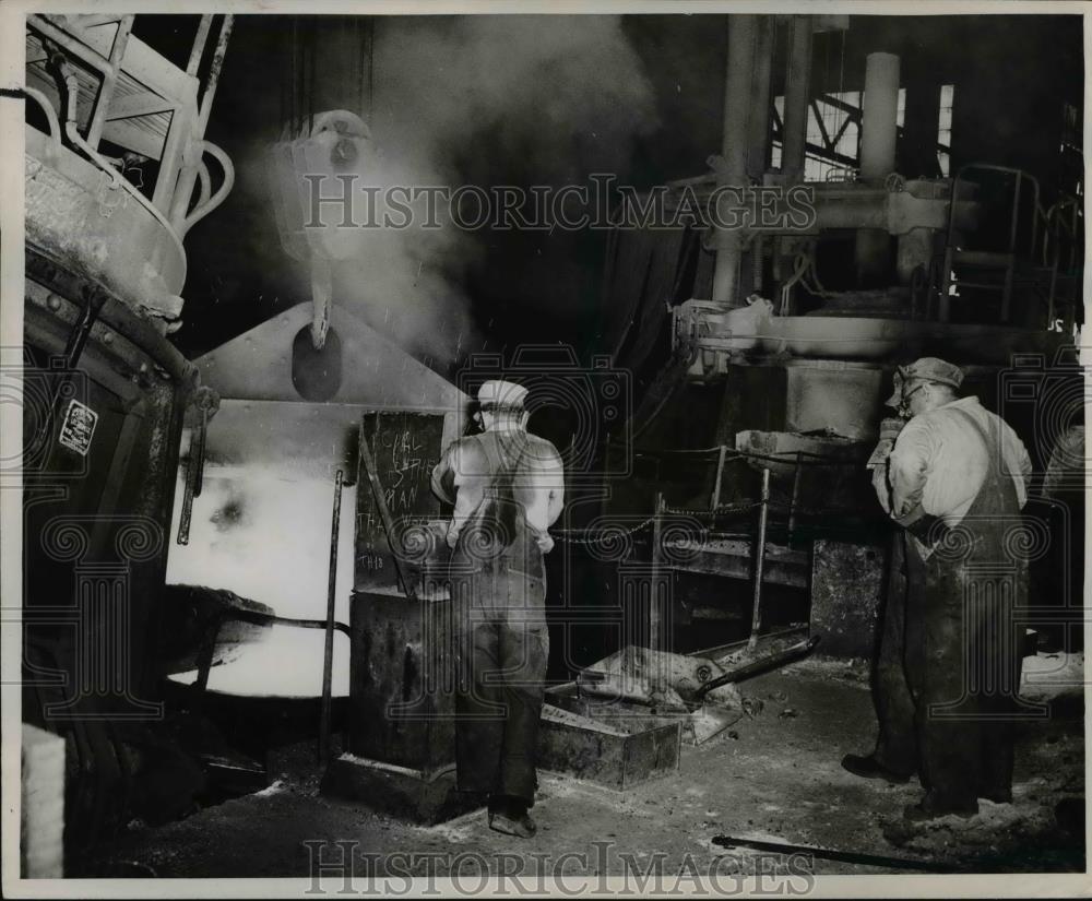 1947 Press Photo Pouring Molten steel from furnace into ladle. - orb24912 - Historic Images