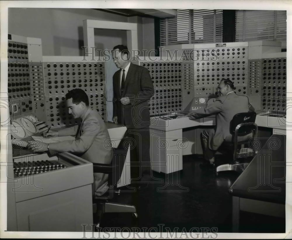 Press Photo Waldo Enns, chief system engineer for Portland General Electric - Historic Images