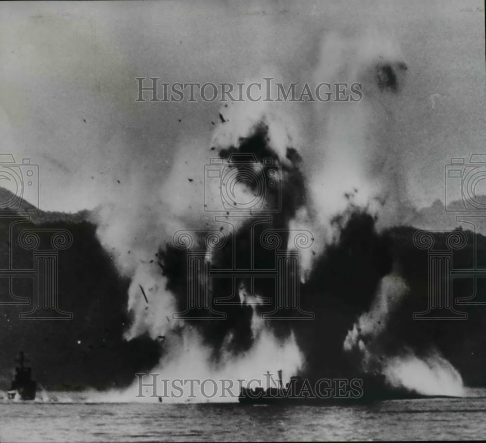 1950 Press Photo Korean Civil War Mine Sweeper blows up harbor of Wonsan - Historic Images