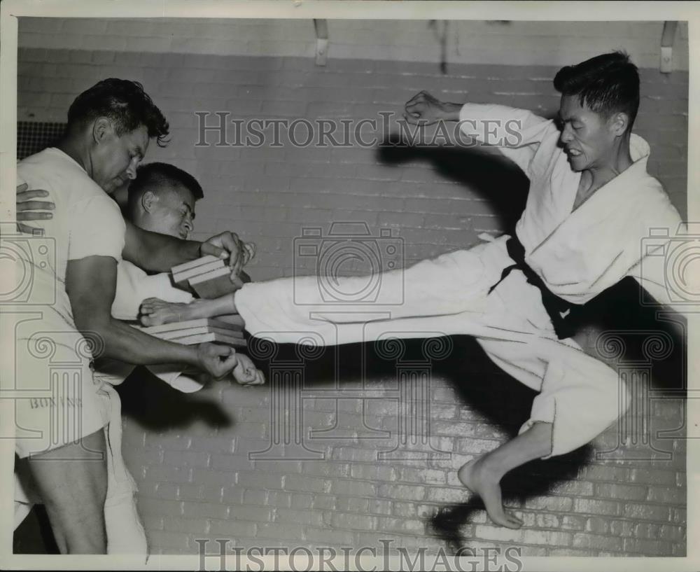 1958 Press Photo Korean student Moon Yo Woo teaches Karadae as he breaks boards - Historic Images