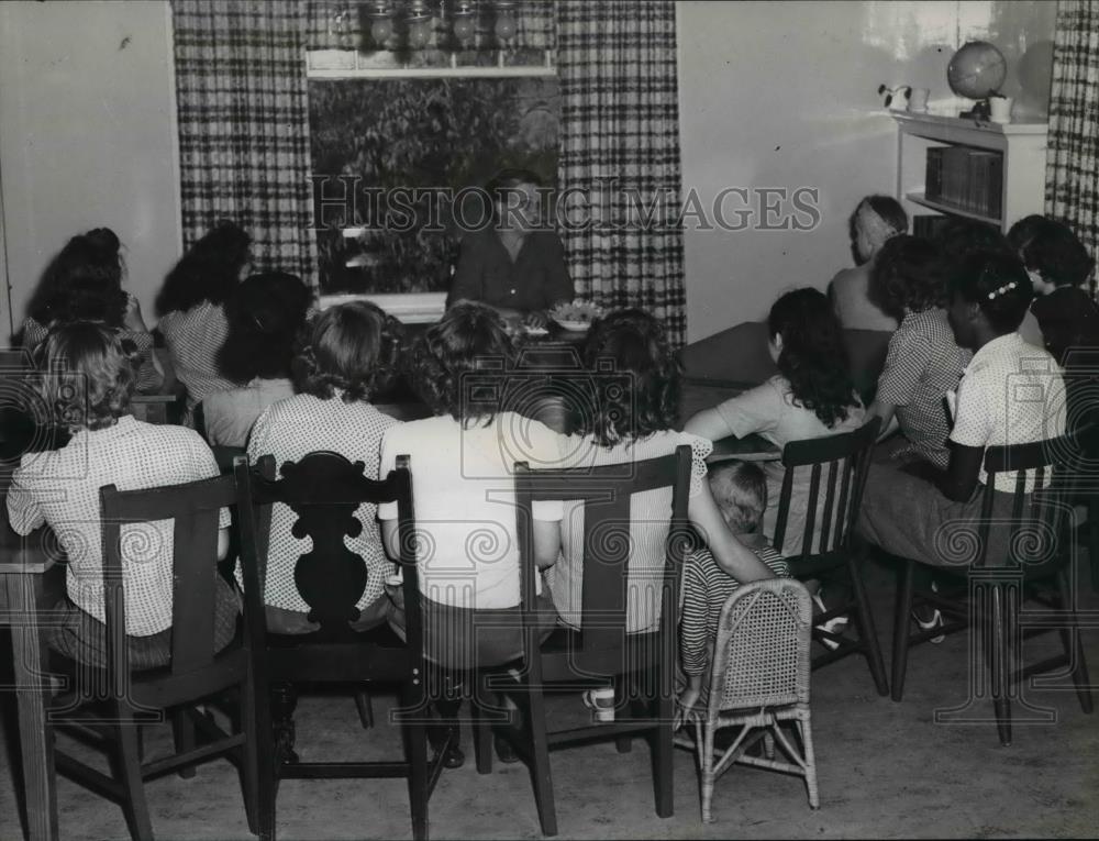 1946 Press Photo Juvenile home, delinquent and dependent children study together - Historic Images