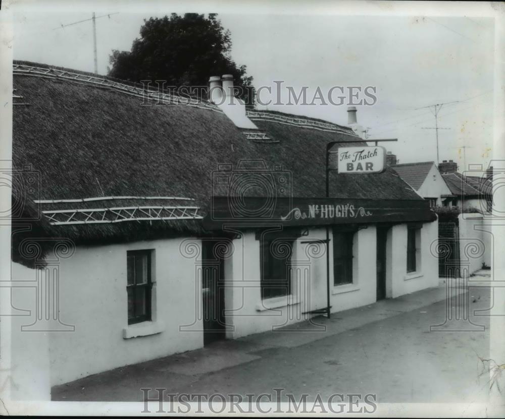 1980 Press Photo Rubbing elbows leads camaraderie at Thatch Bar in Sallynoggin - Historic Images
