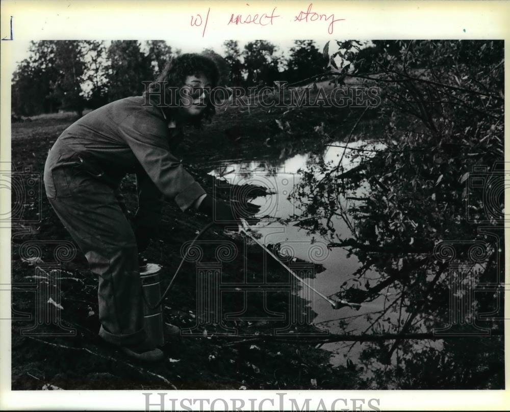 1983 Press Photo Woman spraying mosquito insecticide - orb26260 - Historic Images