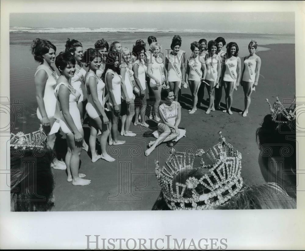 Press Photo Beauty pageants contestants posing on the beach - orb26356 - Historic Images