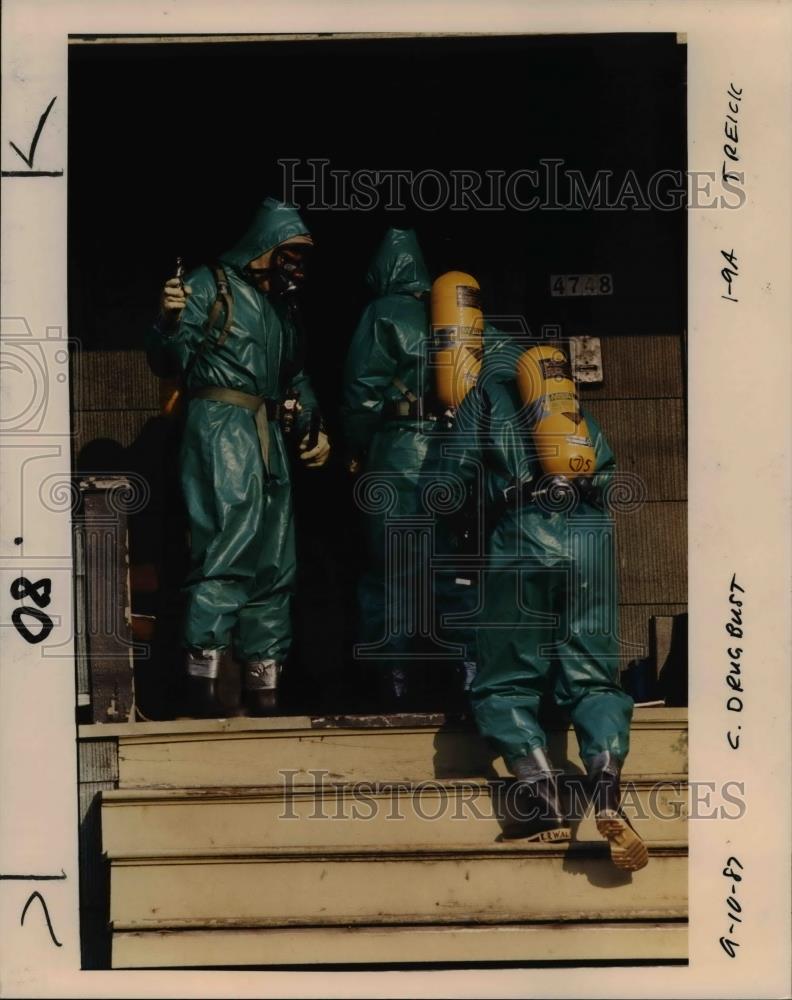 1987 Press Photo Three narcotics officers wear protective gear in a raid in Port - Historic Images
