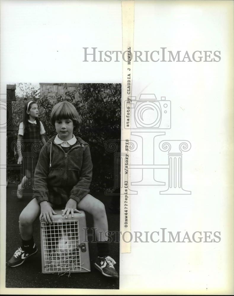 1983 Press Photo Margaret Harris with pet rabbit awaiting blessing - orb26524 - Historic Images