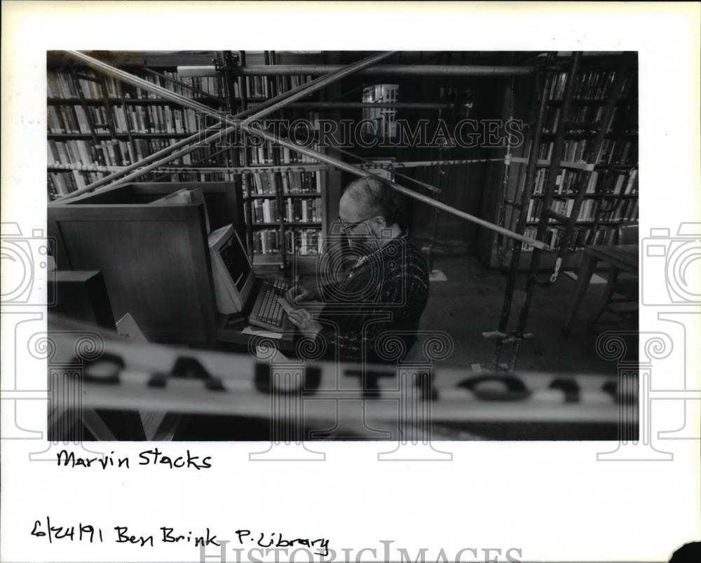 1991 Press Photo Marvin Stacks at computerized catalog in Central Library - Historic Images