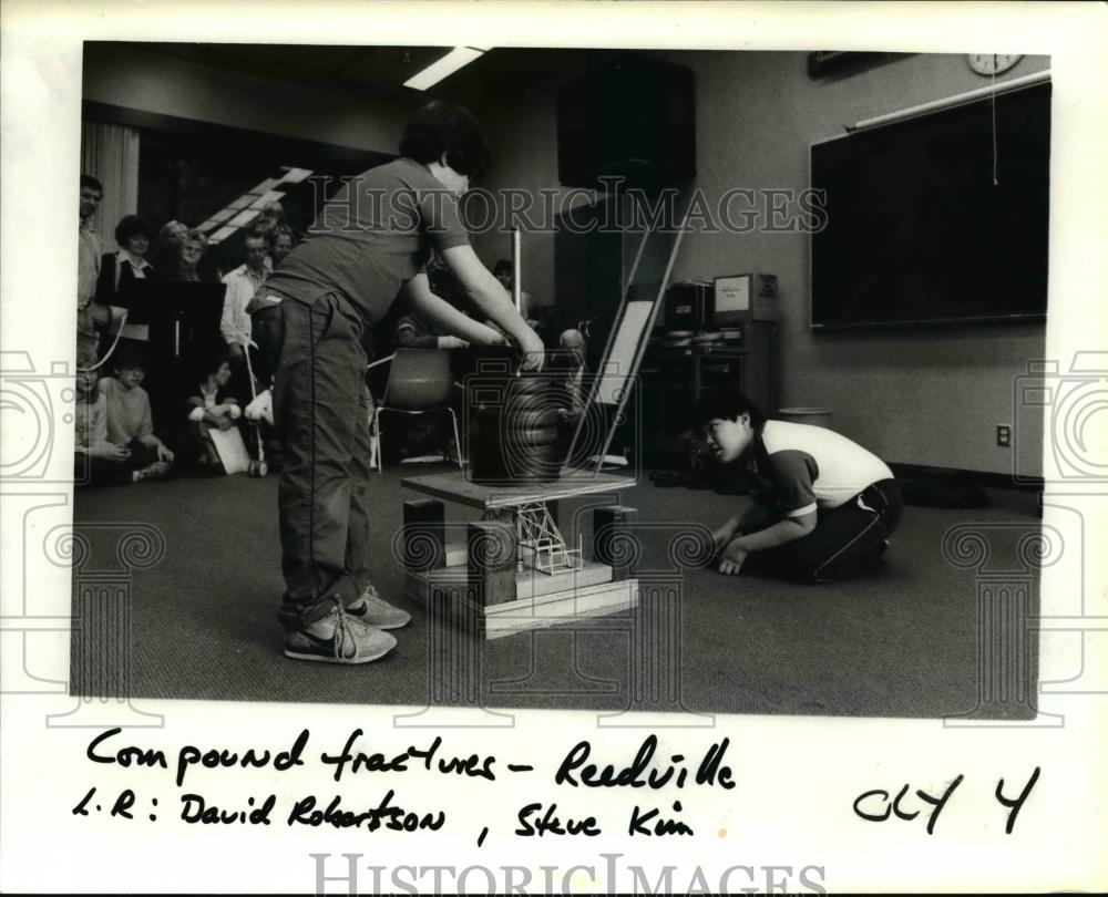 1985 Press Photo David Robertson &amp; Steve Kim of Reedville School District test - Historic Images