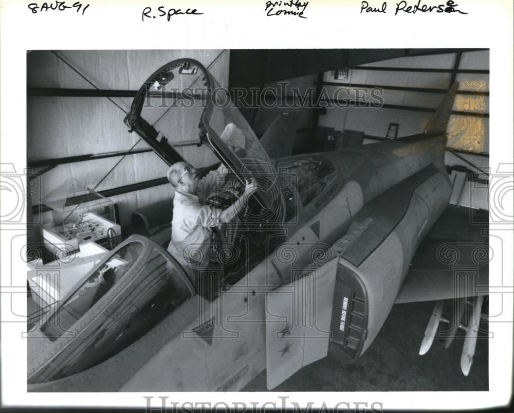 1991 Press Photo John Evans cleans MCDonnell F-4C at Oregon Air &amp; Space Museum - Historic Images
