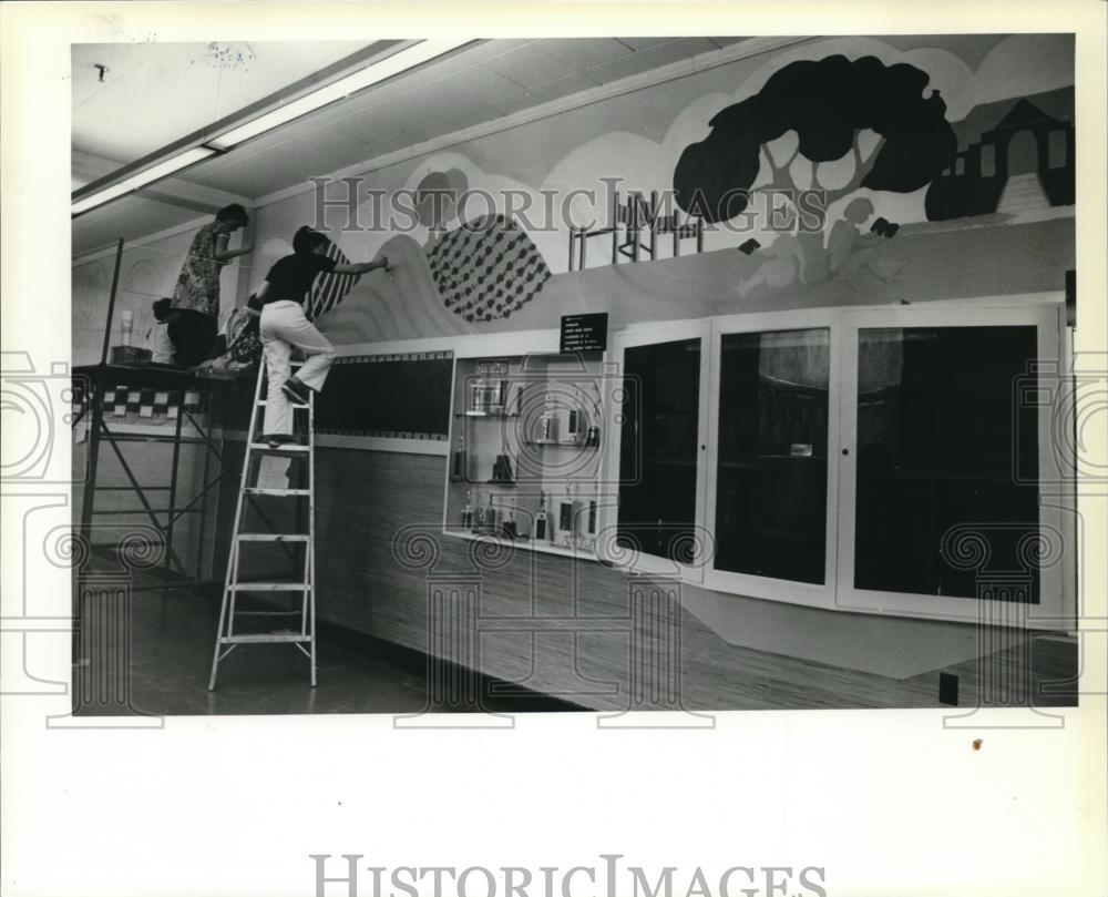 1980 Press Photo Anne Marie Eon Supervises Mural Painting at Concord Elementary - Historic Images