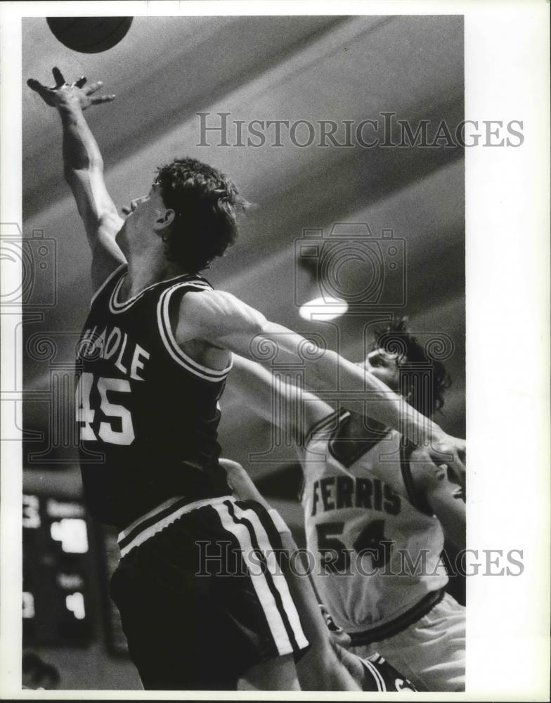 1992 Press Photo Shadle Park basketball star Mike Cady reaches for the ball - Historic Images