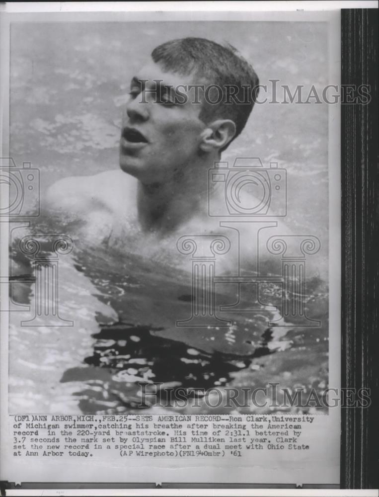 1961 Press Photo Swimmer Ron Clark breaks American 220-yard breaststroke record - Historic Images