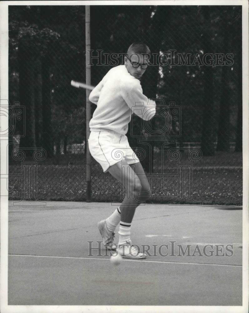 1970 Press Photo Tennis star Bill Coats ready to hit the ball - sps01056 - Historic Images