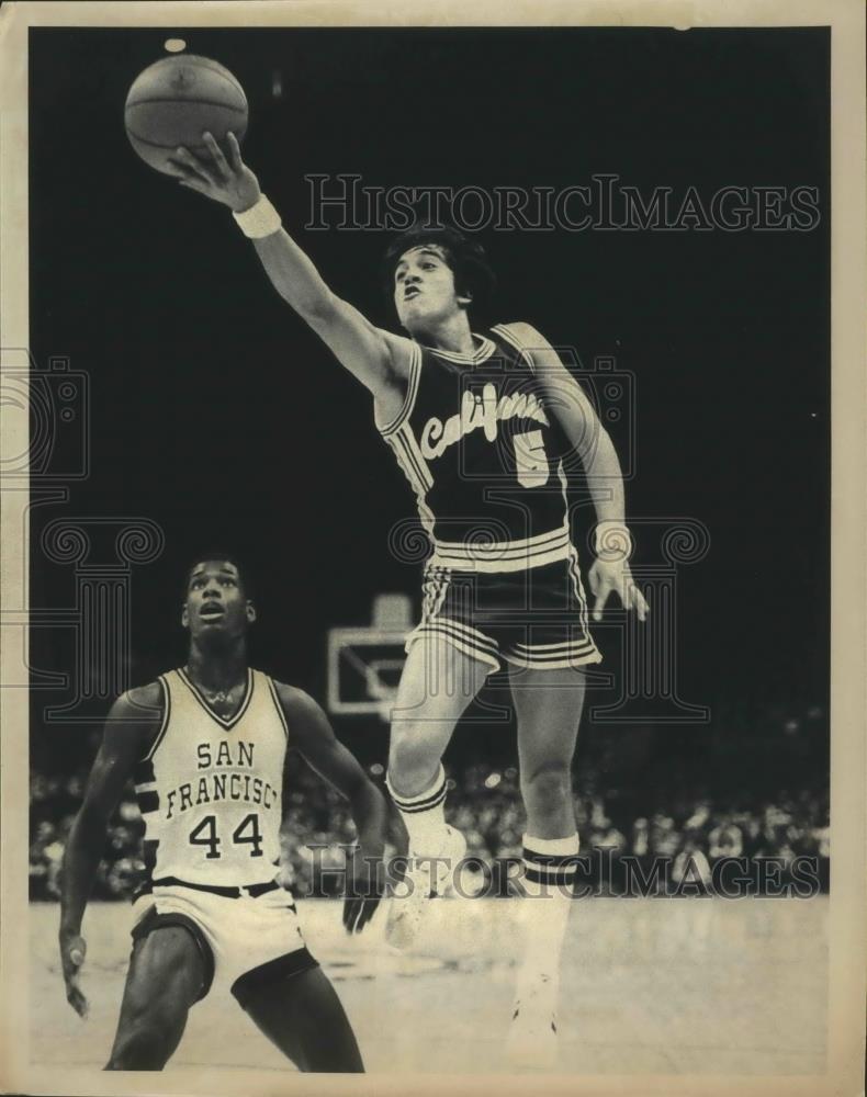 1980 Press Photo Basketball player Michael Chavez goes up for the shot - Historic Images