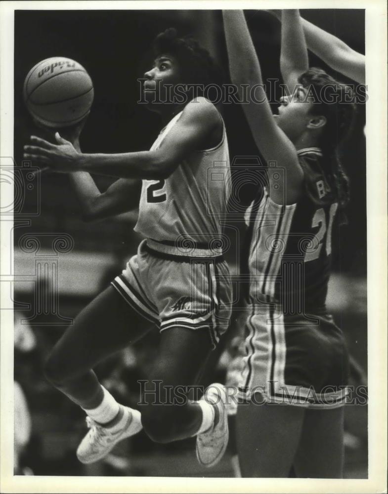 1988 Press Photo Washington State University player Penny Bowden goes up - Historic Images