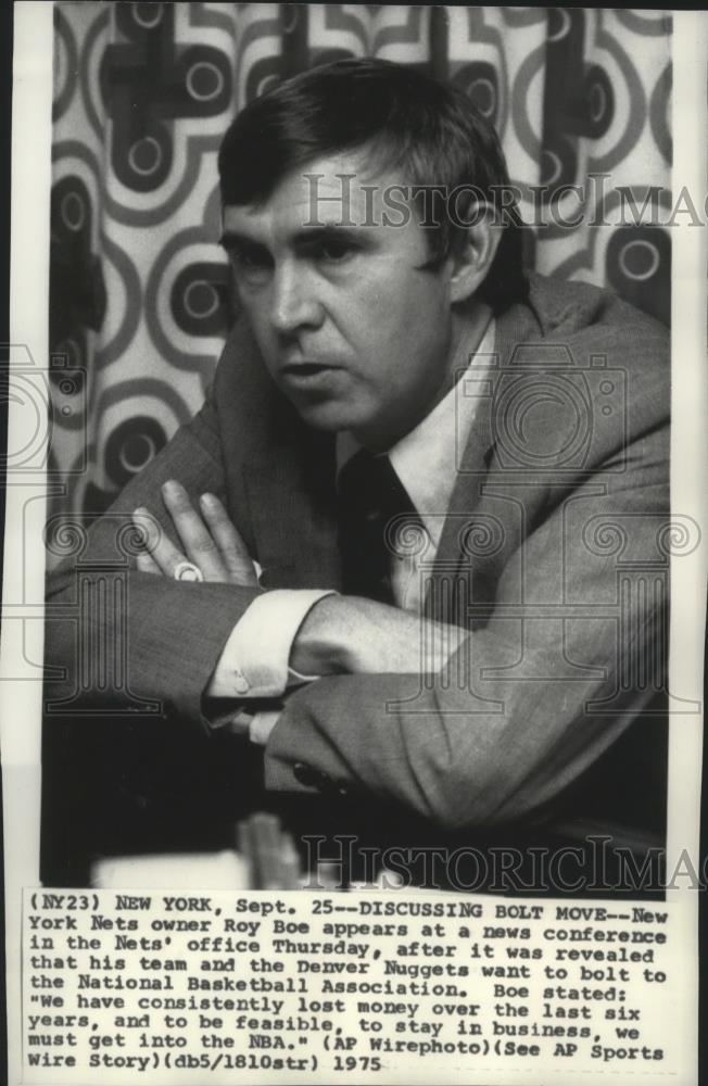 1975 Press Photo New York Nets owner Roy Boe at press conference - sps01146 - Historic Images