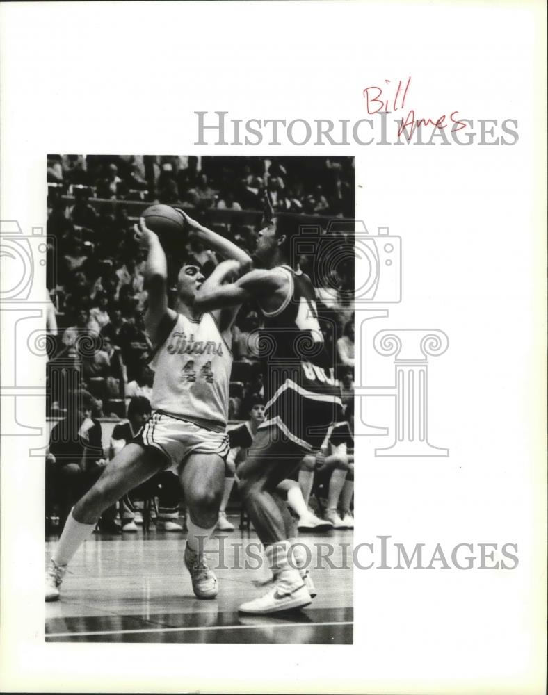 1992 Press Photo Basketball star Bill Ames goes up for the shot - sps01197 - Historic Images