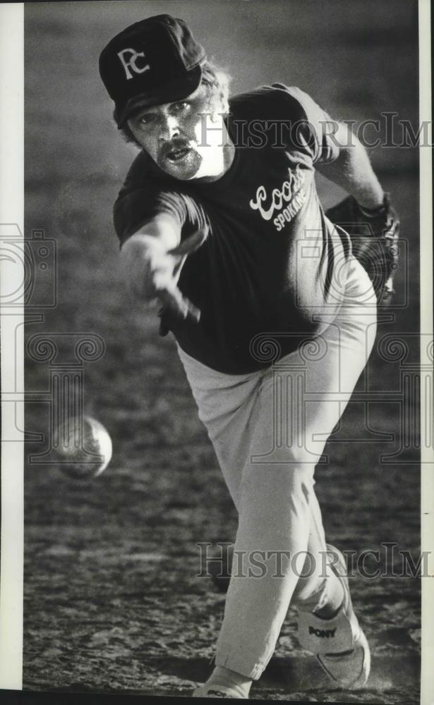 1982 Press Photo Softball coach Fuzzy Buckenberger throws a pitch - sps01206 - Historic Images