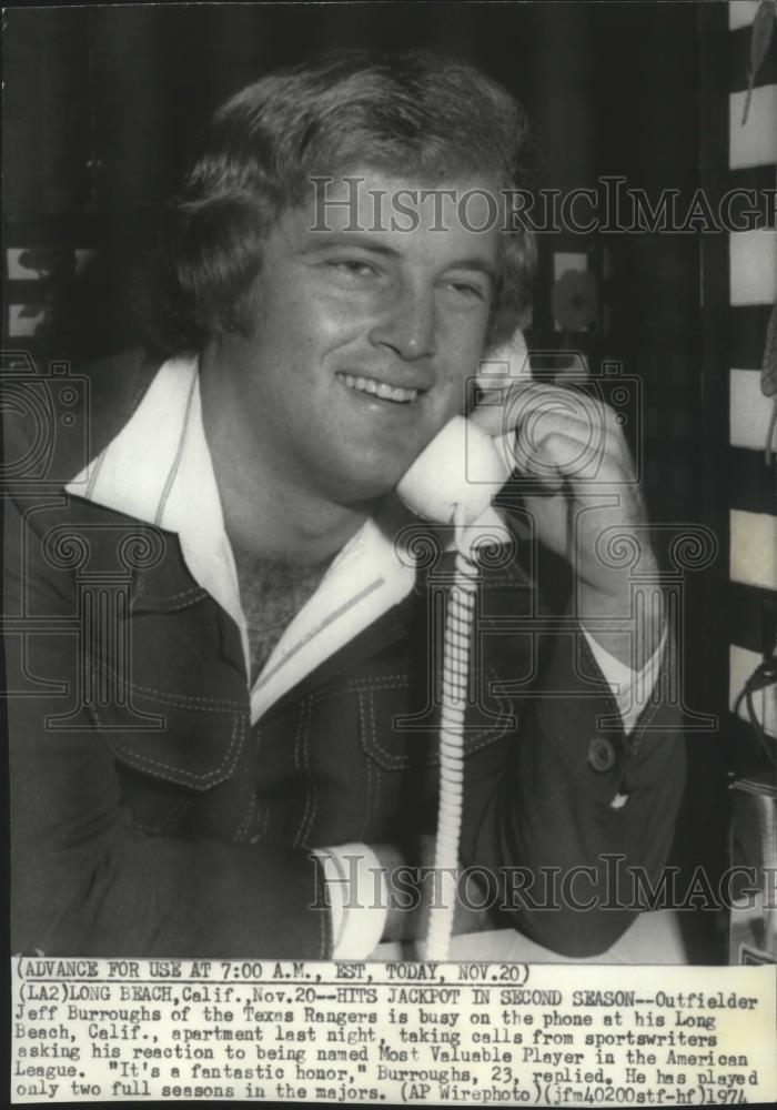 1974 Press Photo Texas Rangers outfielder Jeff Burroughs busy on the phone - Historic Images