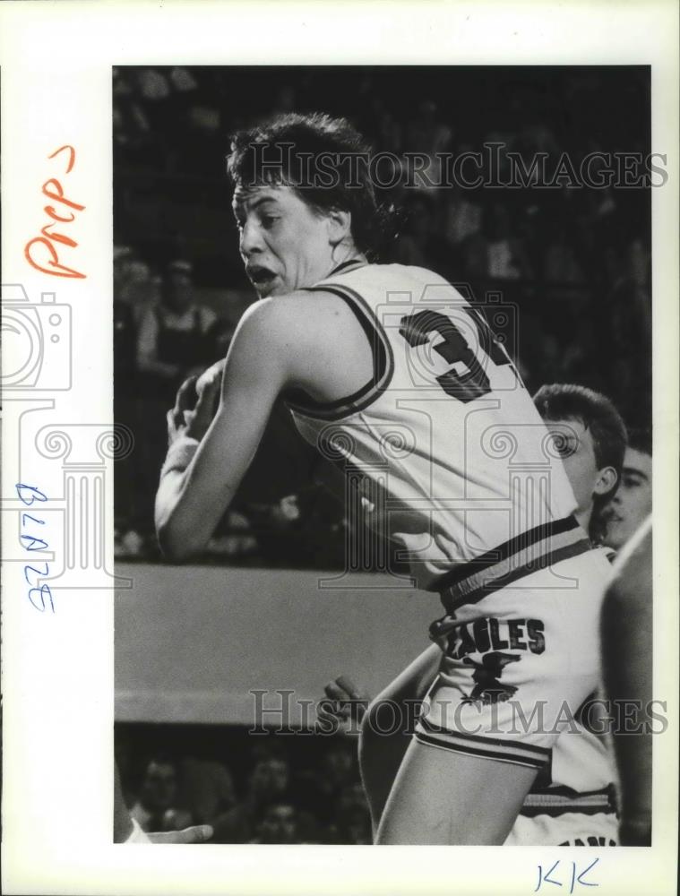 1987 Press Photo Prep basketball star Blaze Burnham battles inside - sps01223 - Historic Images