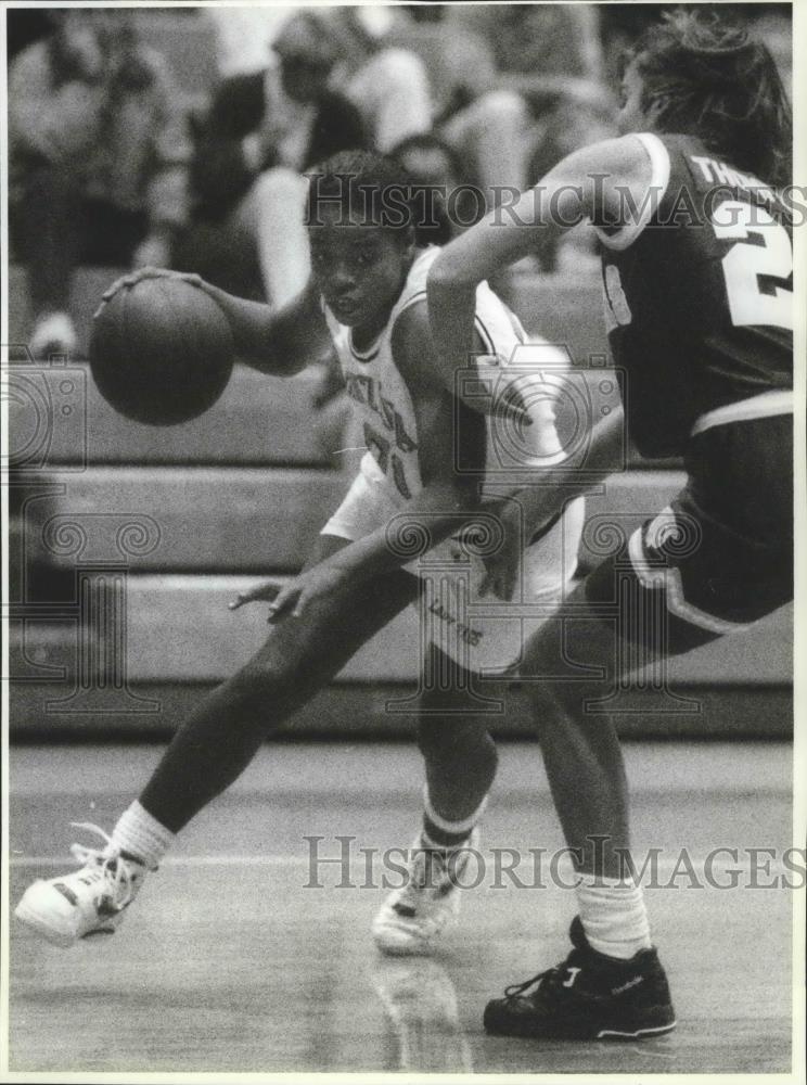 1992 Press Photo Gonzaga guard Benibel Carrion goes around Camille Thompson - Historic Images