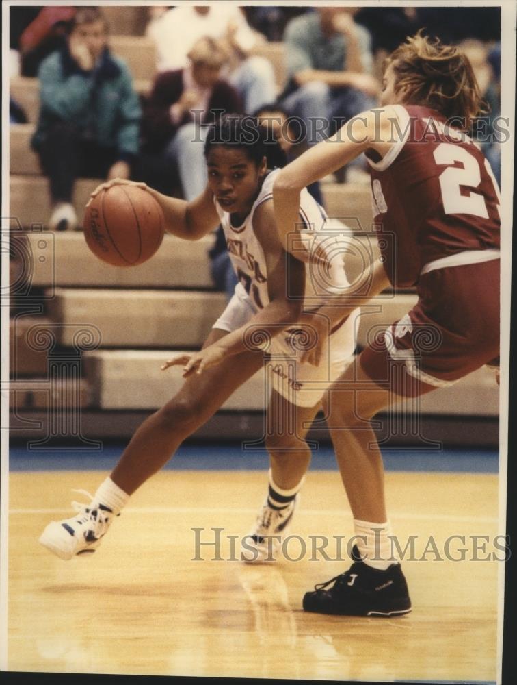 1993 Press Photo Gonzaga&#39;s Benibel Carrion goes around Camille Thompson - Historic Images