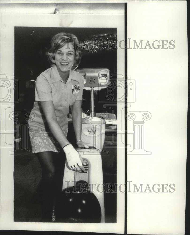 Press Photo Woman bowler of the year Judy Cook is all smiles - sps01252 - Historic Images
