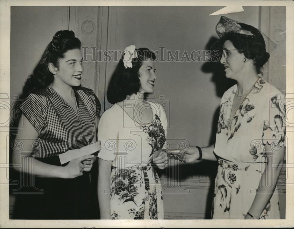 1945 Press Photo New York Paula Lechner and Eunice Podis win music awards NYC - Historic Images