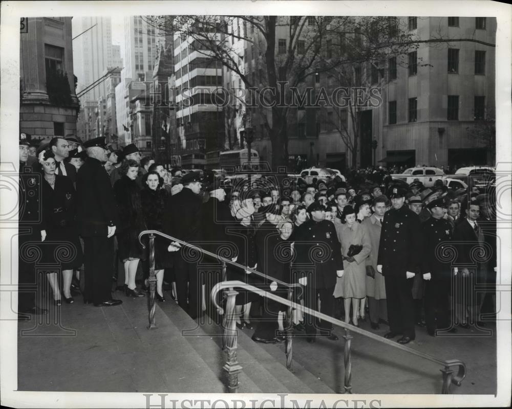 1942 Press Photo New York Crowds attend funeral of George Cohan NYC - neny06658 - Historic Images