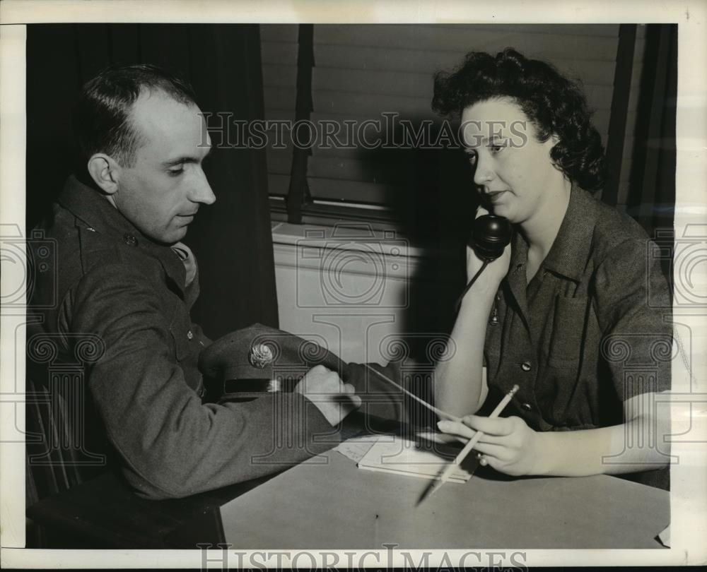 1943 Press Photo New York Betty Lee Hunt helps Ivan Collier find a date - Historic Images